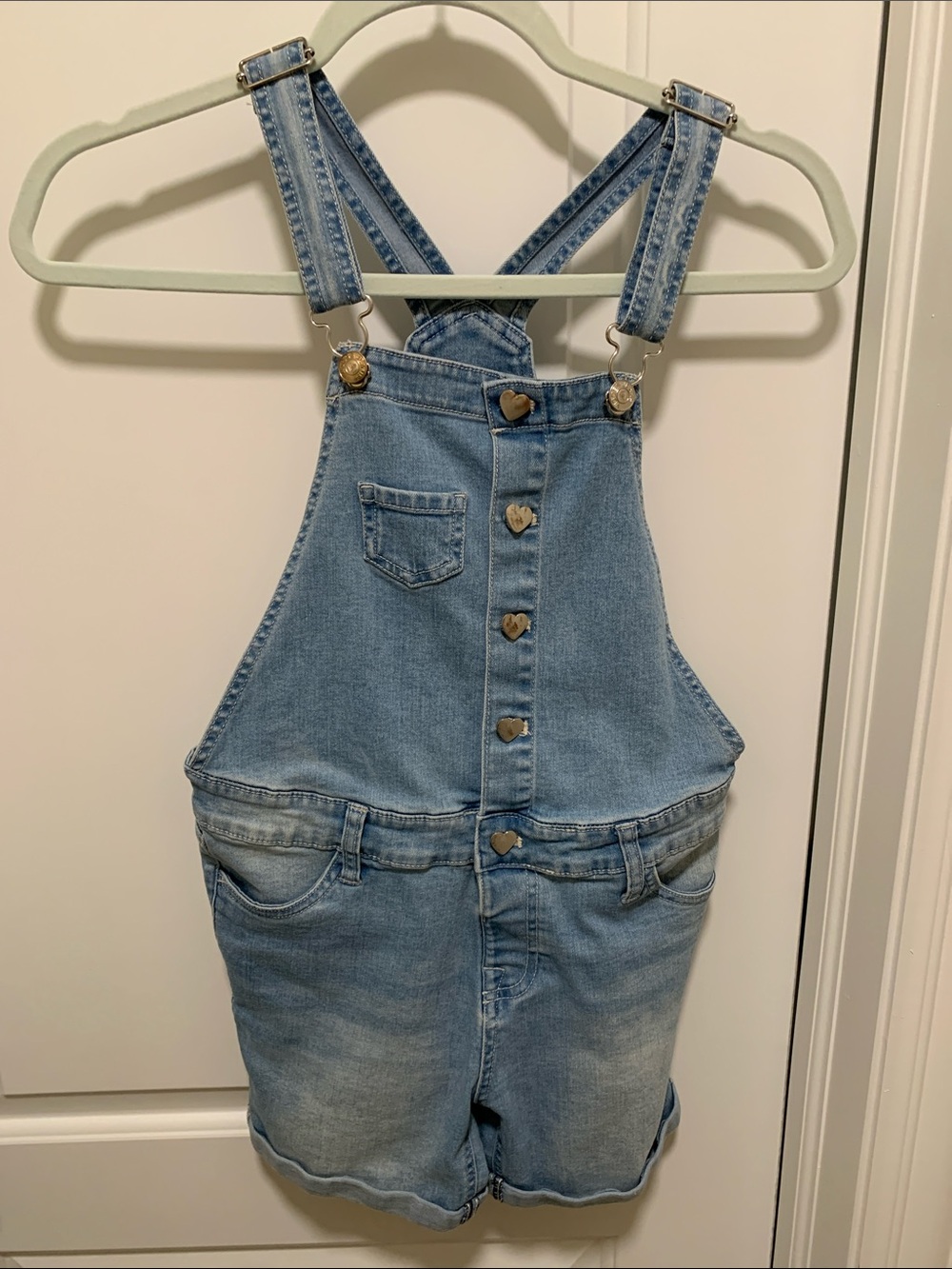 Stylish Vigoss Light Blue Denim Short Overalls w/Heart Buttons.Pre-owned.Size:L